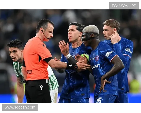 切尔西防线磨合仍不稳定,持续影响赛季表现稳定性 切尔西防线磨合仍不稳定,持续影响赛季表现稳定性