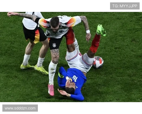 姆巴佩今天穿了条比我房租还贵的外套，气得我差点翻桌！